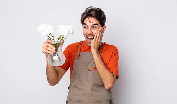 Jovem Hispânico Sentindo Feliz Animado Surpreso Conceito Florista — Fotografia de Stock