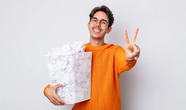 Jonge Spaanse Man Glimlachend Kijkend Gelukkig Gebaren Van Overwinning Vrede — Stockfoto