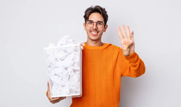 Joven Hispano Sonriendo Luciendo Amigable Mostrando Número Cuatro Bolas Papel —  Fotos de Stock