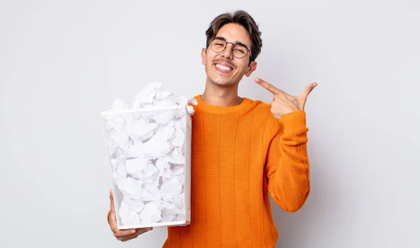 Jonge Spaanse Man Glimlacht Vol Vertrouwen Wijzend Naar Een Eigen — Stockfoto