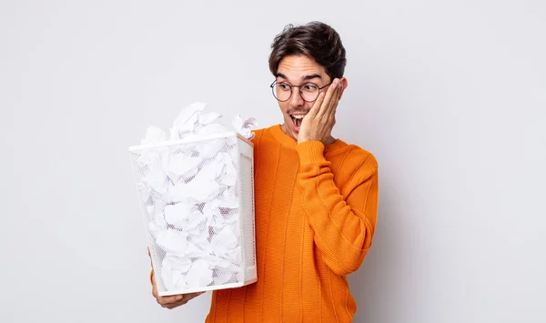 Giovane Uomo Ispanico Sentirsi Felice Eccitato Sorpreso Carta Palle Spazzatura — Foto Stock