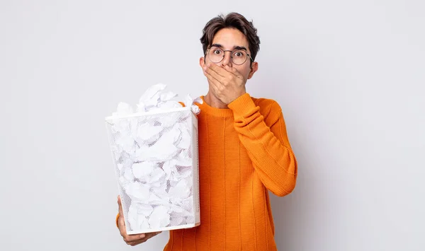 Junger Hispanischer Mann Der Den Mund Mit Geschockten Händen Bedeckt — Stockfoto