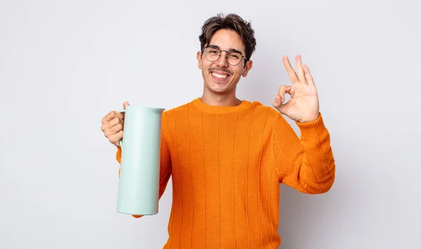 年轻的惊慌失措的男人感到快乐 以一个好的姿态表示赞同 热水器的概念 — 图库照片