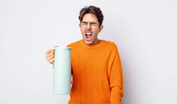 Joven Hispano Gritando Agresivamente Pareciendo Muy Enojado Concepto Termo — Foto de Stock