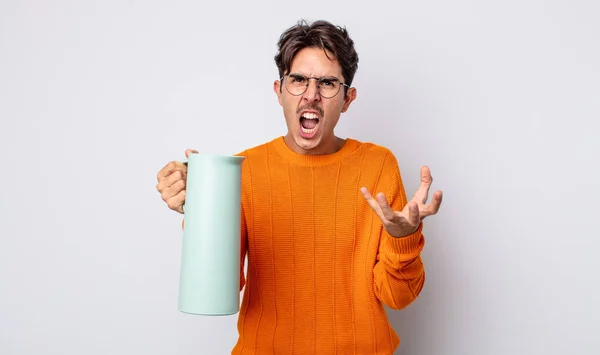 Jonge Spaanse Man Die Boos Geïrriteerd Gefrustreerd Kijkt Thermos Concept — Stockfoto