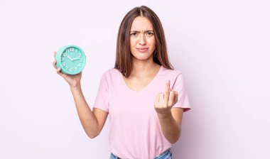 Genç ve güzel bir kadın kızgın, sinirli, asi ve agresif hissediyor. Alarm saati kavramı