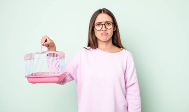 Genç, güzel bir kadın üzgün ve mızmızlanıyor. Mutsuz bir bakışı var ve ağlıyor. evcil hayvan kafesi