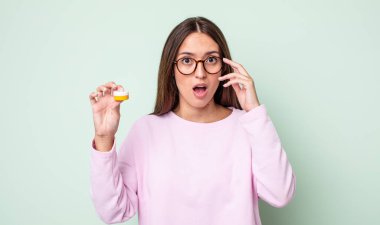 Genç, güzel bir kadın şaşırmış görünüyor, yeni bir düşünce, fikir ya da konsept fark ediyor. kontak lensler konsepti