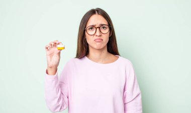 Genç, güzel bir kadın üzgün ve mızmızlanıyor. Mutsuz bir bakışı var ve ağlıyor. kontak lensler konsepti