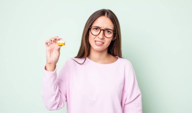 Genç ve güzel bir kadın şaşkın ve şaşkın hissediyor. kontak lensler konsepti