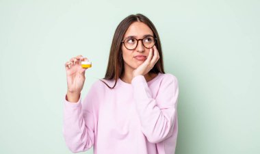 Genç ve güzel bir kadın sıkıcı, bıkkın ve uykulu hissediyor. kontak lensler konsepti