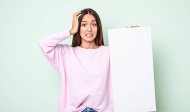 Genç ve güzel bir kadın gergin, endişeli ya da korkmuş hissediyor. Elleri başının üstünde. boş tuval kavramı