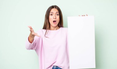 Genç ve güzel bir kadın şok olmuş ve şaşırmış hissediyor. boş tuval kavramı