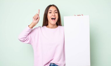 Genç ve güzel bir kadın bir fikri fark ettikten sonra mutlu ve heyecanlı bir dahi gibi hissediyor. boş tuval kavramı