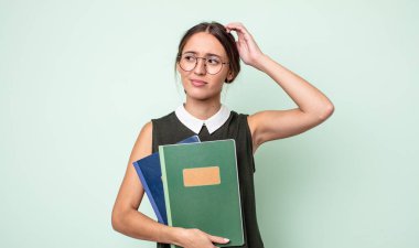 Genç, güzel bir kadın kafası karışmış, kafası karışmış, kaşınıyor. evrensel kavram