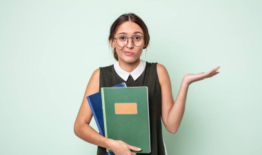 Genç ve güzel bir kadın şaşkın, şaşkın ve şüpheci hissediyor. evrensel kavram