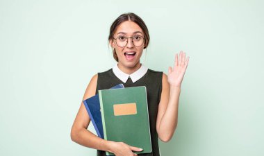 Genç ve güzel bir kadın inanılmaz bir şey karşısında kendini mutlu ve şaşkın hissediyor. evrensel kavram