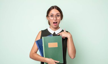 Genç ve güzel bir kadın kendini mutlu hissediyor ve heyecanlı bir şekilde kendini işaret ediyor. evrensel kavram