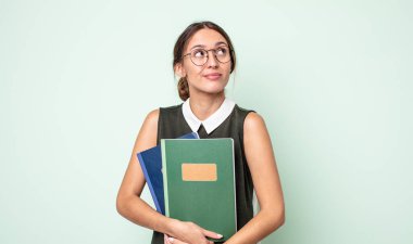 Genç, güzel bir kadın omuz silkiyor, kafası karışık ve kararsız. evrensel kavram