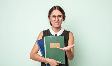 Genç ve güzel bir kadın sinirli, sinirli ve sinirli görünüyor. evrensel kavram