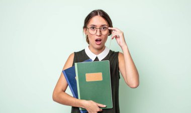 Genç, güzel bir kadın şaşırmış görünüyor, yeni bir düşünce, fikir ya da konsept fark ediyor. evrensel kavram