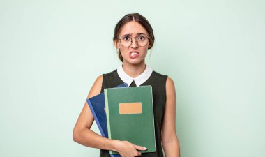 Genç, güzel bir kadın kafası karışmış ve şaşkın görünüyor. evrensel kavram