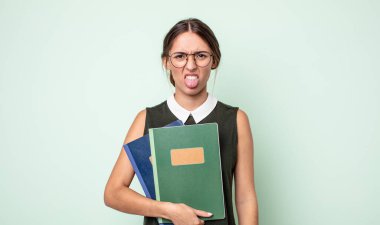 Genç ve güzel bir kadın iğreniyor, sinirleniyor ve dilini çıkarıyor. evrensel kavram