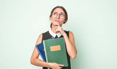 Genç, güzel bir kadın düşünüyor, kuşkulu ve şaşkın hissediyor. evrensel kavram