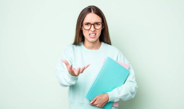 Genç ve güzel bir kadın sinirli, sinirli ve sinirli görünüyor. üniversite öğrencisi.