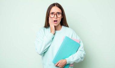 Genç ve güzel bir kadın şok olmuş ve korkmuş hissediyor. üniversite öğrencisi.