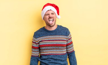 Genç, yakışıklı, neşeli ve asi tavırlı, şaka yapan ve dilini dışarı çıkaran bir adam. Noel konsepti