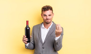 Genç yakışıklı adam kapiş ya da para hareketi yapıyor, sana ödemeni söylüyor. Şarap şişesi konsepti