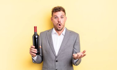 Genç yakışıklı adam, inanılmaz bir sürprizle şaşkına dönmüş ve hayrete düşmüştü. Şarap şişesi konsepti