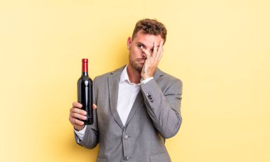 Genç yakışıklı bir adam bıkkın, hayal kırıklığına uğramış ve yorucu bir geceden sonra uykulu hissediyor. Şarap şişesi konsepti