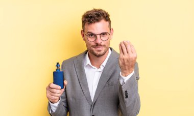 Genç yakışıklı adam kapiş ya da para hareketi yapıyor, sana ödemeni söylüyor. buharlaştırıcı kavramı