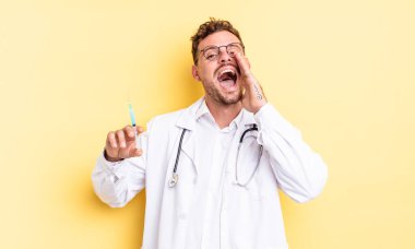 Genç yakışıklı adam mutlu hissediyor, elleri ağzının kenarında bağırıyor. doktor şırınga konsepti