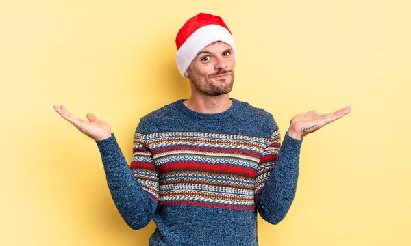 Jovem Homem Bonito Sentindo Intrigado Confuso Duvidoso Conceito Natal — Fotografia de Stock