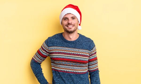 若いハンサムな男が喜んで笑顔で手を腰と自信を持って クリスマスのコンセプト — ストック写真