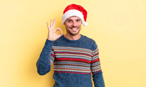 Fiatal Jóképű Férfi Boldognak Érzi Magát Gesztussal Mutatja Jóváhagyását Karácsonyi — Stock Fotó