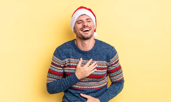 Ένας Νεαρός Όμορφος Άντρας Γελάει Δυνατά Ένα Αστείο Χριστουγεννιάτικη Ιδέα — Φωτογραφία Αρχείου