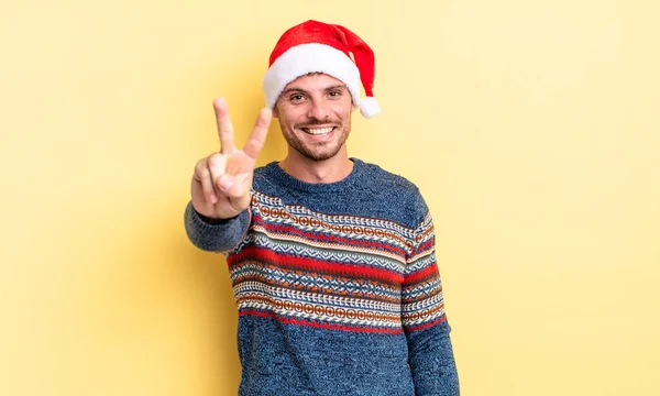 Junger Gutaussehender Mann Lächelt Und Sieht Glücklich Aus Gestikuliert Sieg — Stockfoto