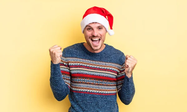 Joven Hombre Guapo Sentirse Sorprendido Riendo Celebrando Éxito Concepto Navidad — Foto de Stock