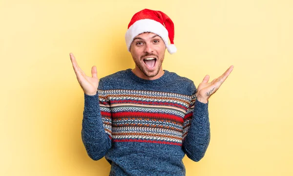 Νεαρός Όμορφος Άντρας Νιώθει Ευτυχισμένος Και Έκπληκτος Κάτι Απίστευτο Χριστουγεννιάτικη — Φωτογραφία Αρχείου