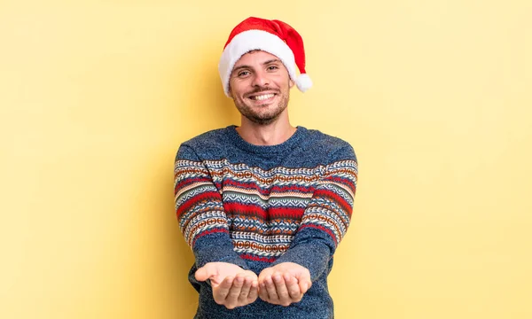 Jonge Knappe Man Glimlachend Gelukkig Met Vriendelijk Aanbieden Tonen Van — Stockfoto