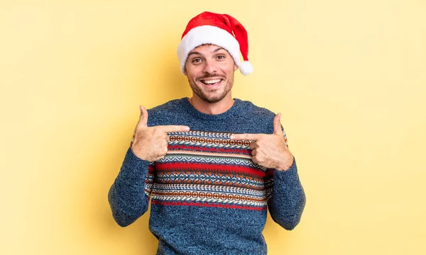 Ung Stilig Man Känner Sig Lycklig Och Pekar Sig Själv — Stockfoto