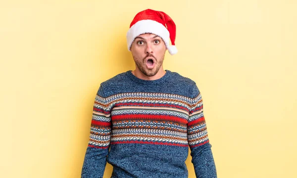 Jonge Knappe Man Die Erg Geschokt Verrast Kijkt Kerstconcept — Stockfoto