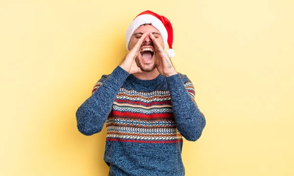 若いハンサムな男は 手を口の横に大きな声を出す幸せを感じている クリスマスのコンセプト — ストック写真