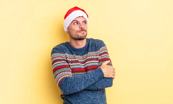 Mladý Pohledný Muž Pokrčil Rameny Cítil Zmatený Nejistý Vánoční Koncept — Stock fotografie