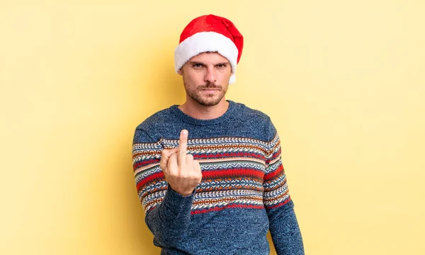 Mladý Pohledný Muž Který Cítí Naštvaný Otrávený Vzpurný Agresivní Vánoční — Stock fotografie