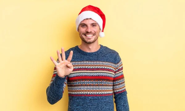 Joven Hombre Guapo Sonriendo Buscando Amigable Mostrando Número Cuatro Concepto —  Fotos de Stock